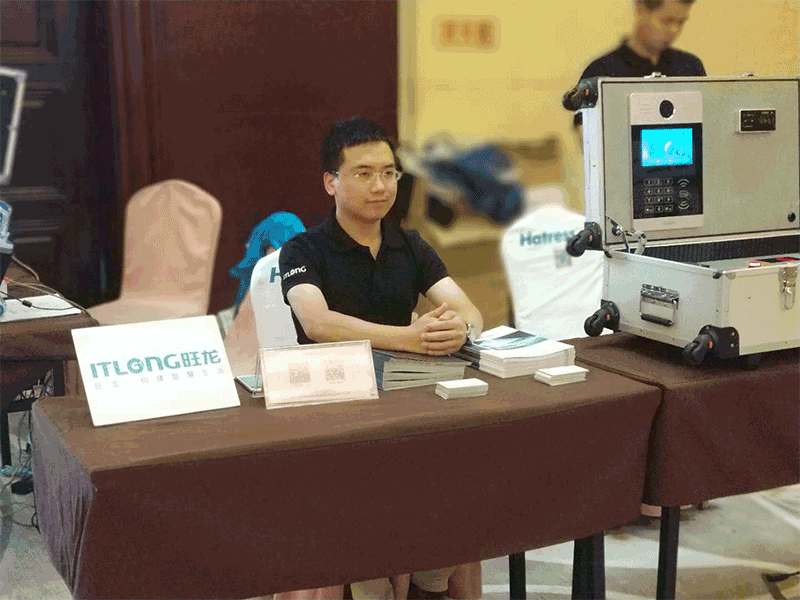 參會人員體驗旺龍云電梯、云對講的整套系統方案